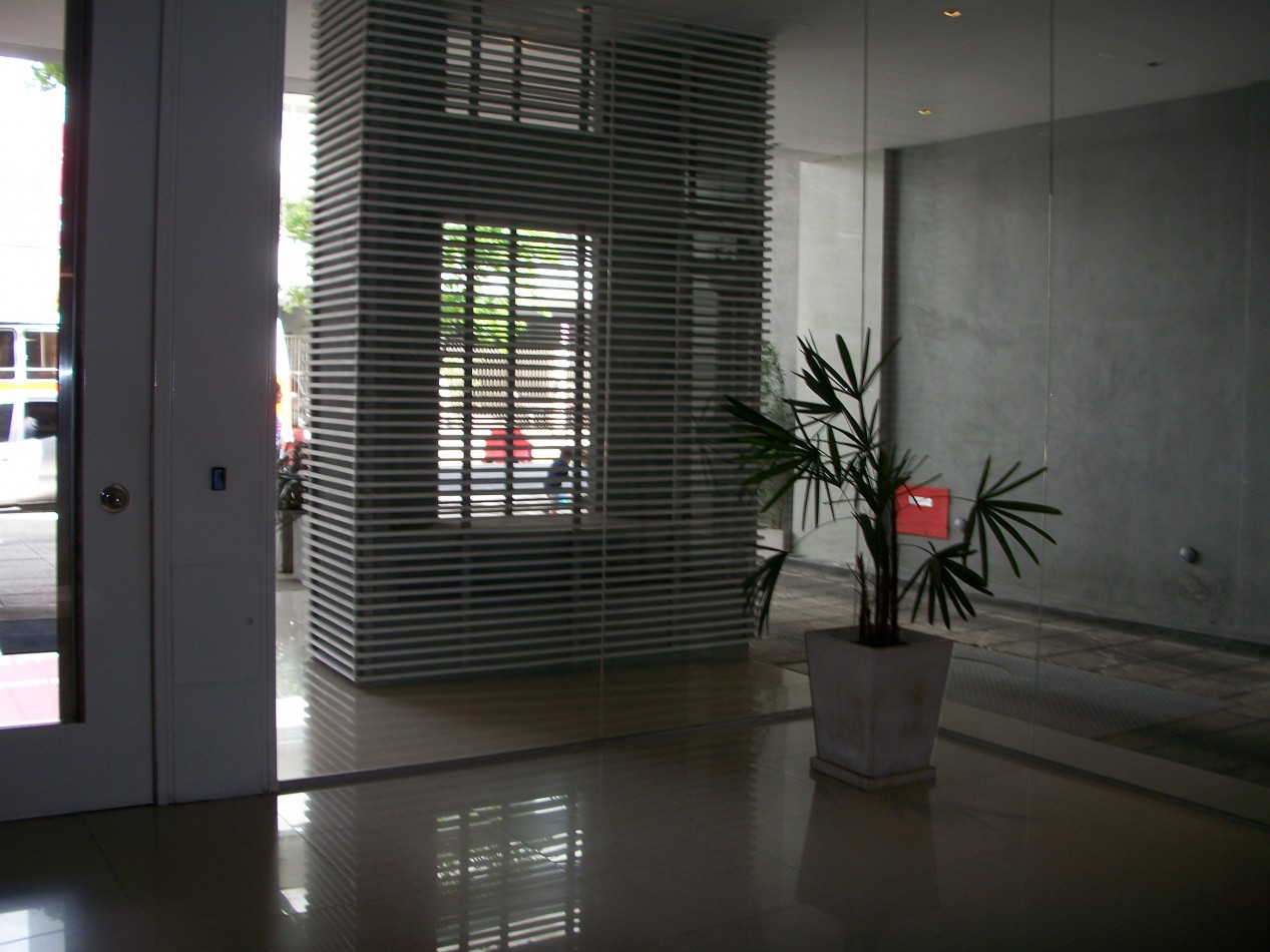 Excelente Monoambiente dividido. 8vo Piso contrafrente vistas abiertas. Se alquila amoblado. Edif con amenities