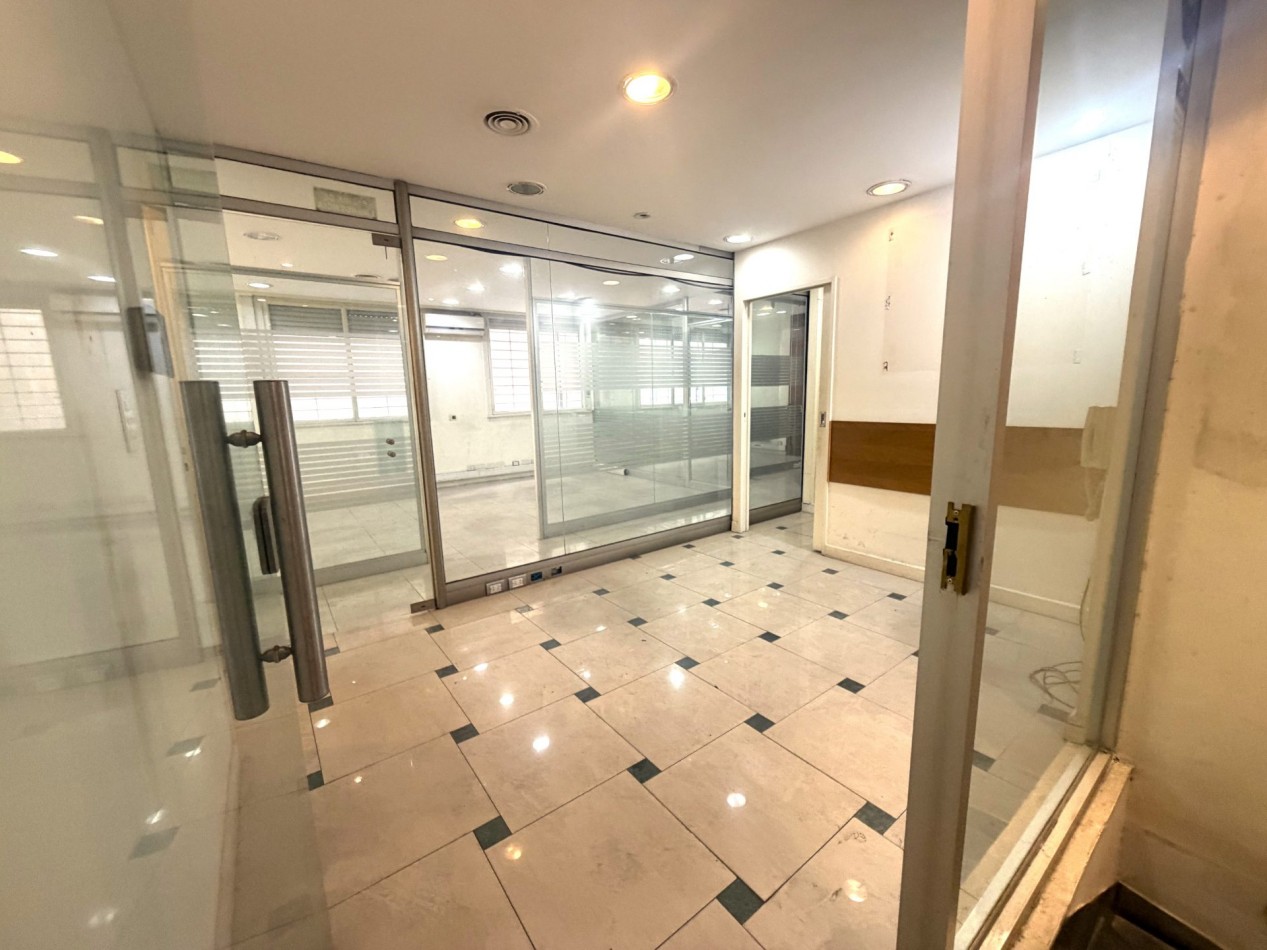 Venta oficina. Planta libre subdividido en 5 ambientes + Kitchenette + 2 baños