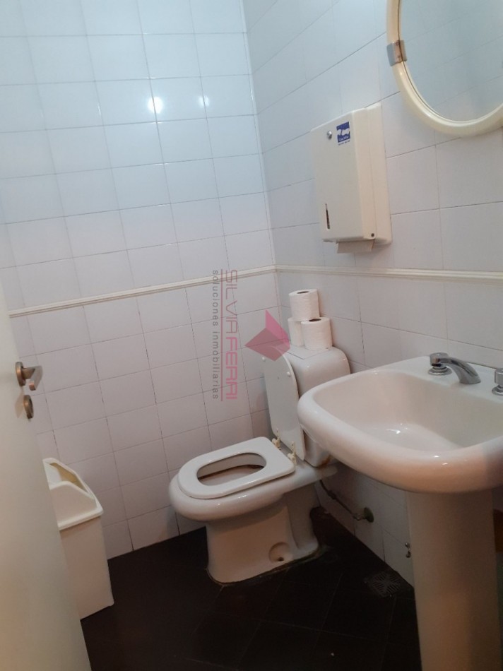 Venta oficina. Planta libre subdividido en 5 ambientes + Kitchenette + 2 baños