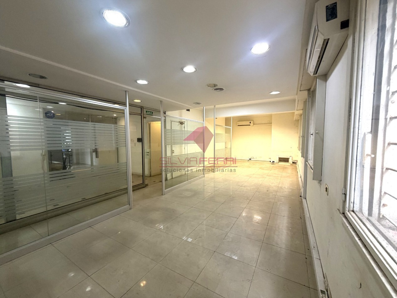Venta oficina. Planta libre subdividido en 5 ambientes + Kitchenette + 2 baños