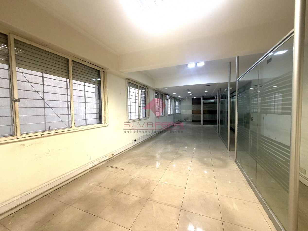 Venta oficina. Planta libre subdividido en 5 ambientes + Kitchenette + 2 baños
