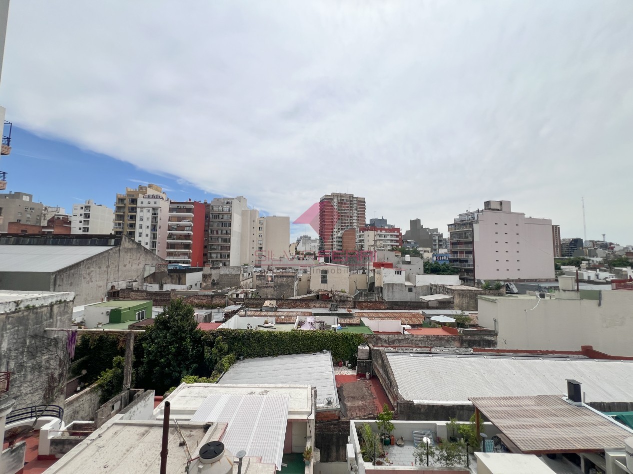 Semipiso de 2 ambientes apto prof.  c/ balcon al frente - Subte Linea B Echeverria