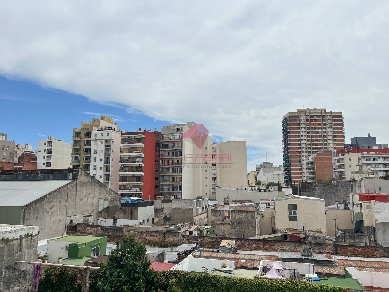 Semipiso de 2 ambientes apto prof.  c/ balcon al frente - Subte Linea B Echeverria
