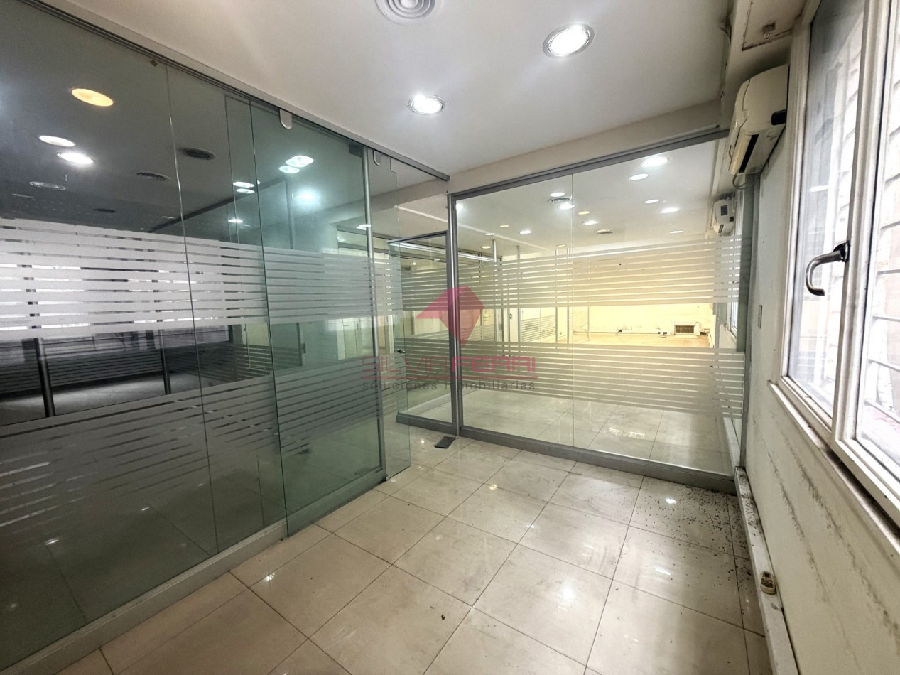 Venta oficina. Planta libre subdividido en 5 ambientes + Kitchenette + 2 baños