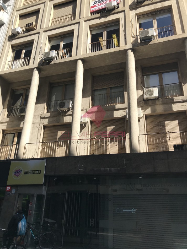 Venta oficina. Planta libre subdividido en 5 ambientes + Kitchenette + 2 baños