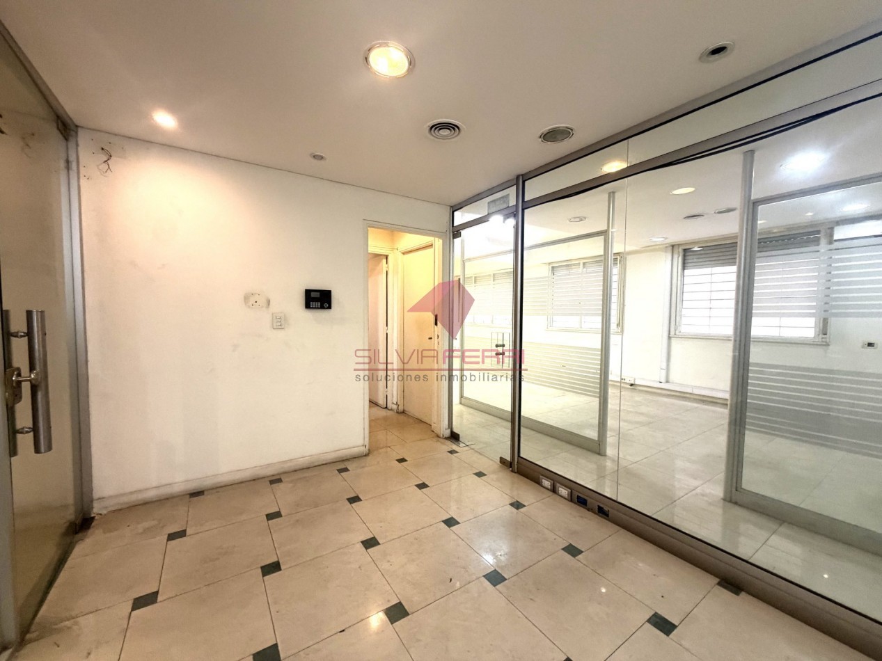 Venta oficina. Planta libre subdividido en 5 ambientes + Kitchenette + 2 baños