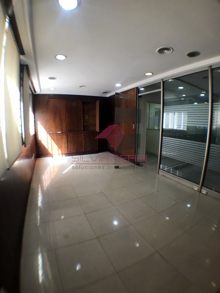 Venta oficina. Planta libre subdividido en 5 ambientes + Kitchenette + 2 baños