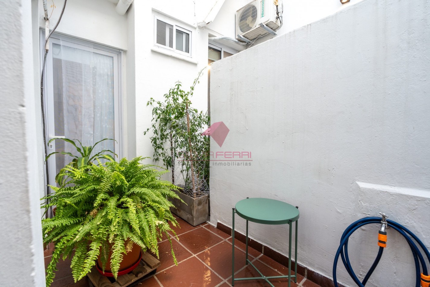 Monoambiente reciclado a nuevo con patio propio en Recoleta | Apto Profesional