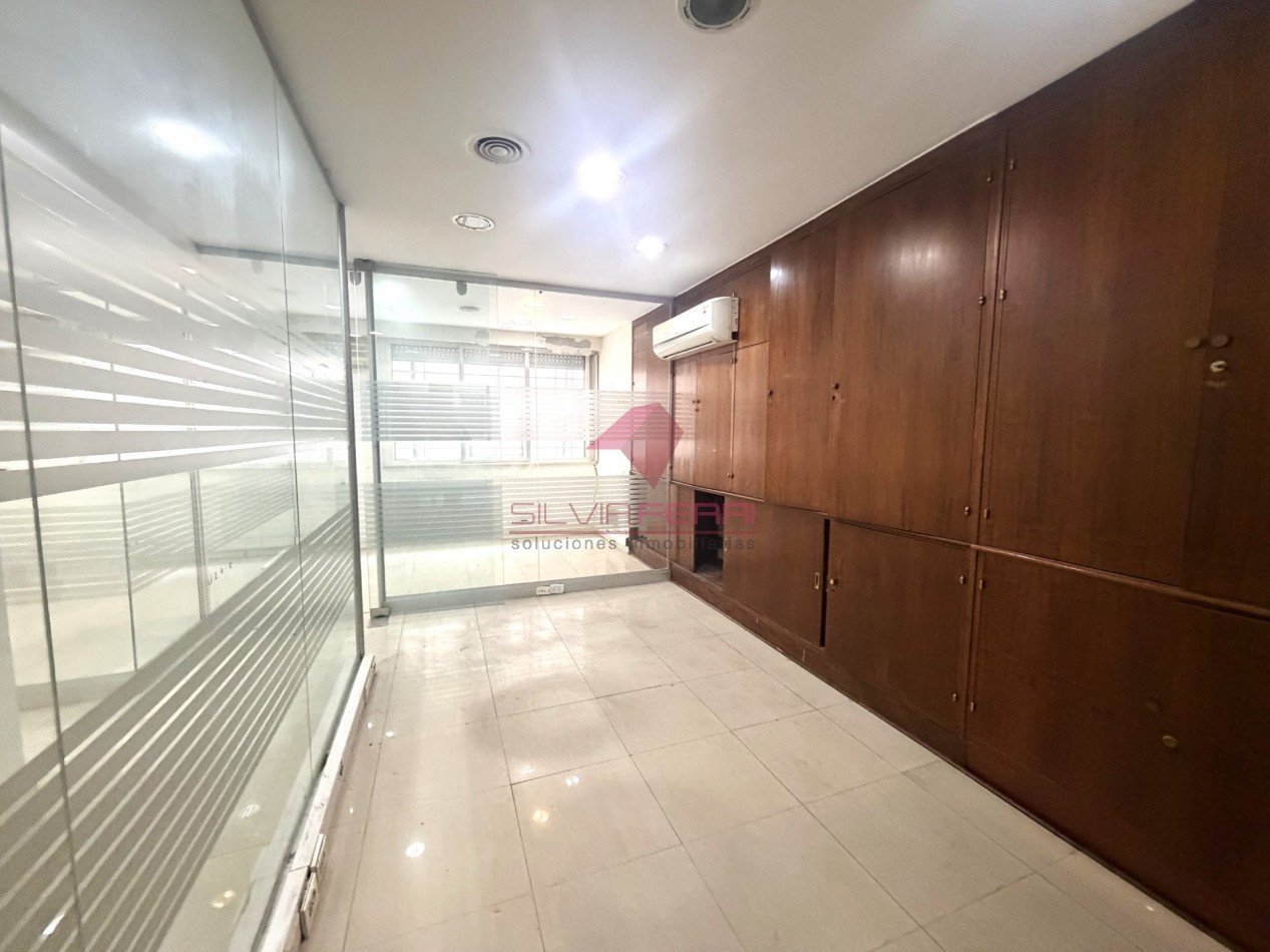 Venta oficina. Planta libre subdividido en 5 ambientes + Kitchenette + 2 baños