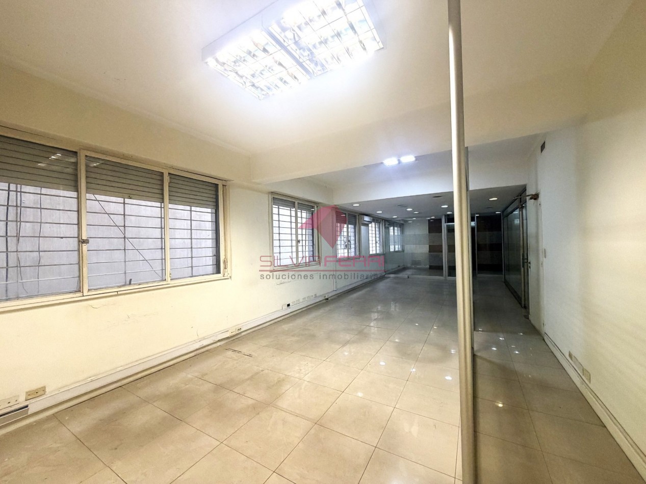Venta oficina. Planta libre subdividido en 5 ambientes + Kitchenette + 2 baños