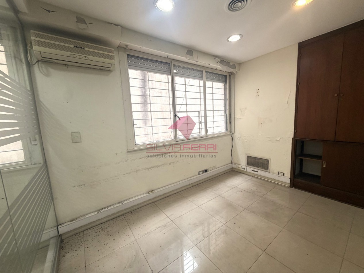Venta oficina. Planta libre subdividido en 5 ambientes + Kitchenette + 2 baños