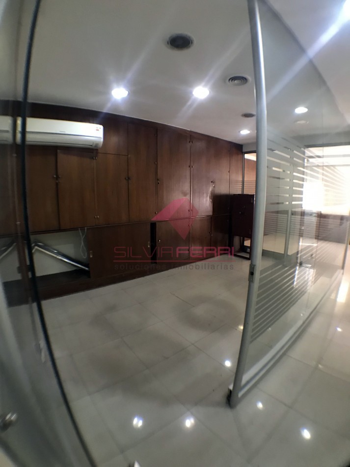 Venta oficina. Planta libre subdividido en 5 ambientes + Kitchenette + 2 baños