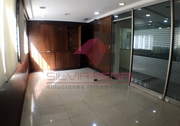 Venta oficina. Planta libre subdividido en 5 ambientes + Kitchenette + 2 baños